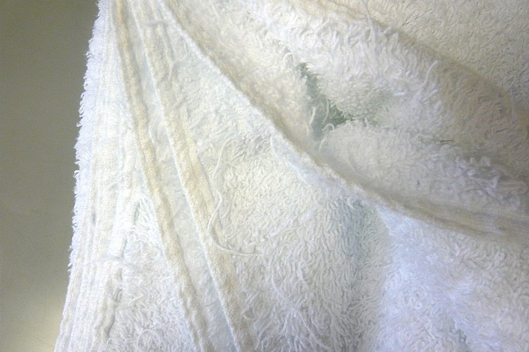 Image shows the pulled pile of a non EcoKnit® towel. Our unique EcoKnit™ construction prevents snagging of loops and traditional problems occurring. This advantage is a big money saver; you can now achieve a longer laundering life and reduce your amortisation costs.